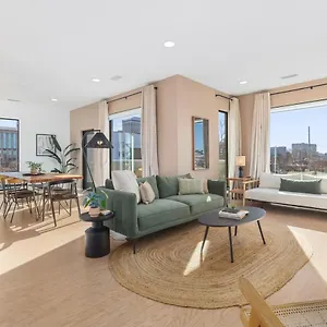 Apartment Penthouse With Patio Walk To Downtown 3 Bedrooms 5 Beds, Nashville